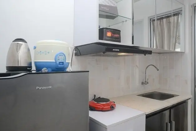 Minimalist and Stylish 1BR Bassura City Apartment - Mutfak