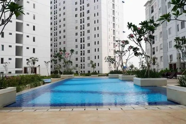 Minimalist and Warm 2BR Bassura City Apartment - Havuz
