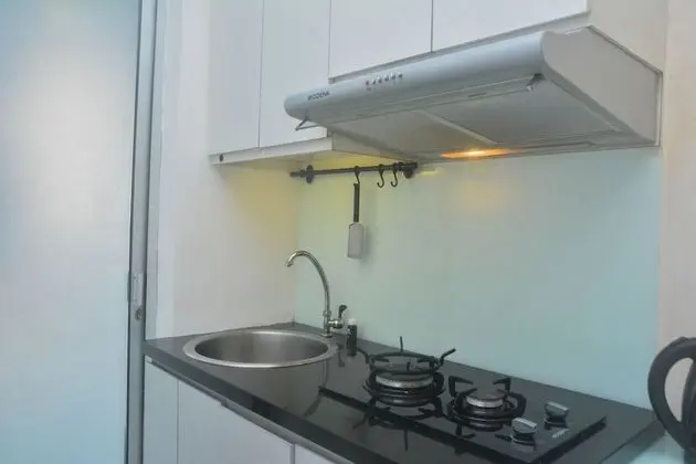Minimalist And Warm 2Br At Bassura City Apartment - Mutfak