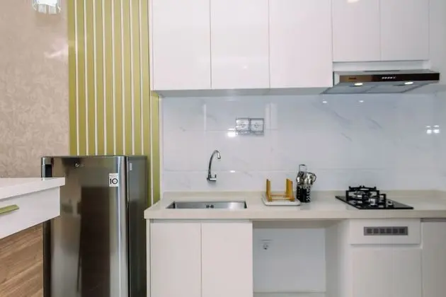 Minimalist And Warm 2Br At Sky House Bsd Apartment - Mutfak