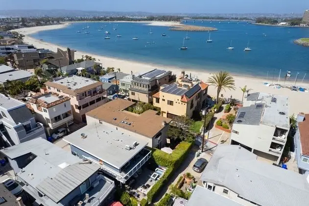 Mission Point 2 by Avantstay Mission Beach Home w/ Large Balcony Steps to Beach!