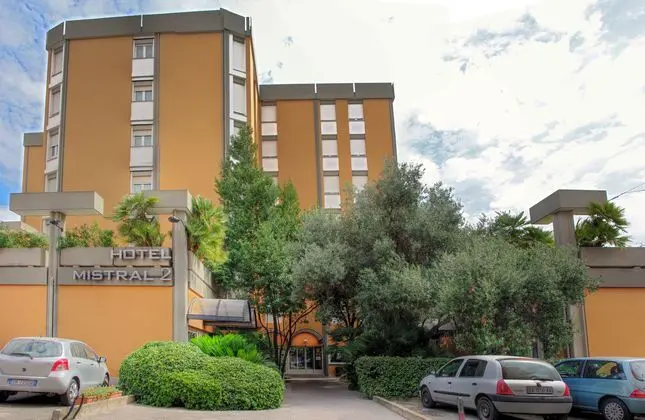 Mistral 2 Hotel