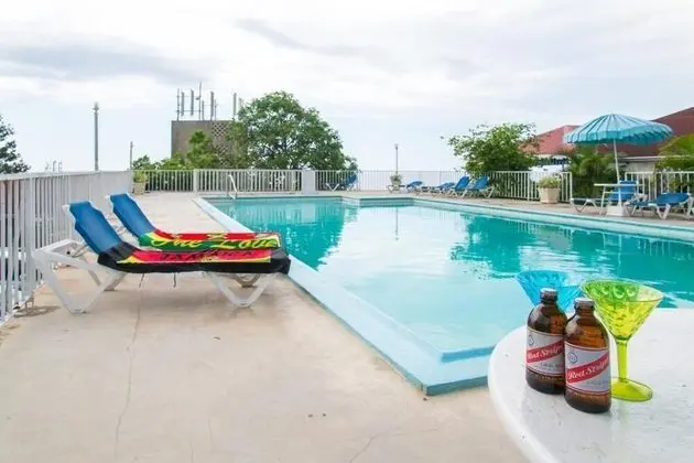 Mobay Club Condominium - Havuz
