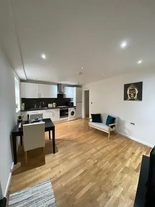 Modern 1 Bed Apartment