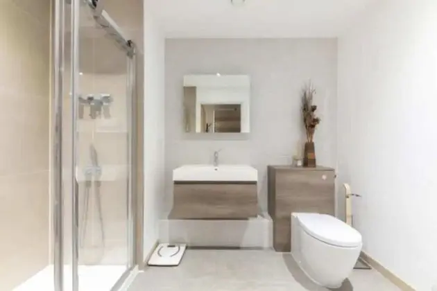 Modern 1 Bedroom Apartment With Balcony in Earlsfield - Banyo Tipleri