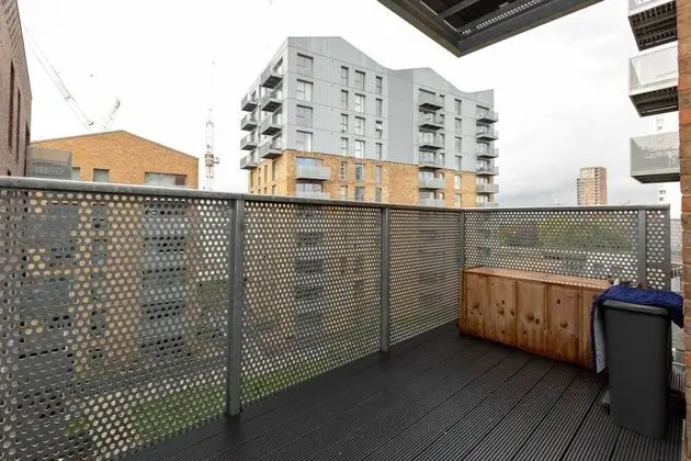 Modern 1 Bedroom Apartment With Balcony in Surrey Quays - Dış Mekan