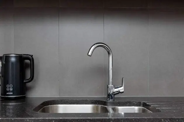 Modern 1 Bedroom Apartment With Balcony in Surrey Quays - Mutfak