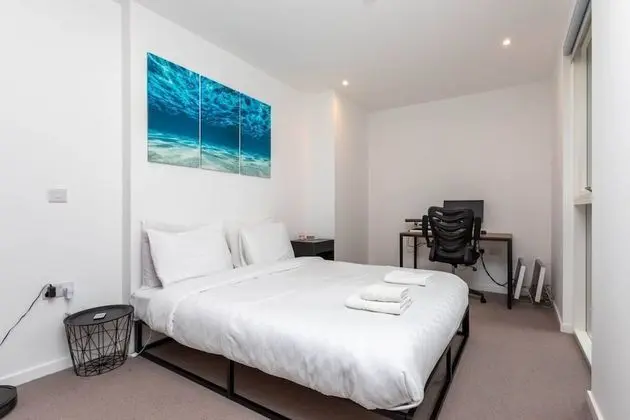 Modern 1 Bedroom Apartment With Balcony in Surrey Quays - Oda