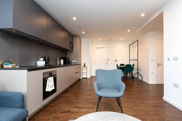 Modern 1 Bedroom Apartment With Balcony in Surrey Quays - Oda Düzeni