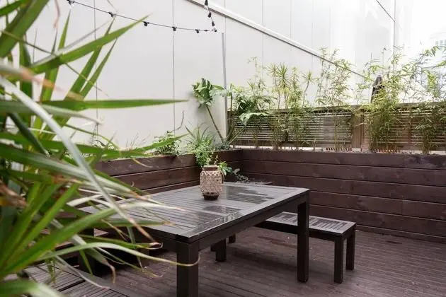 Modern 1 Bedroom Apartment With Spacious Courtyard in CBD