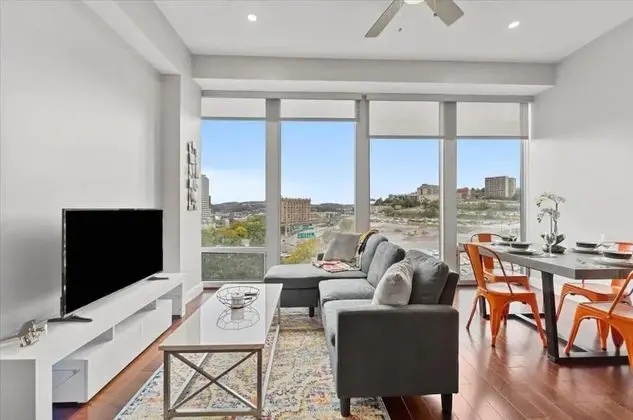 Modern 1 Bedroom Next Door to PPG Arena - Oda