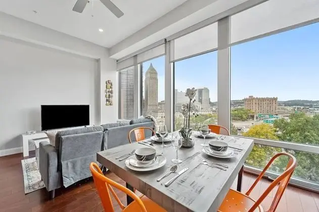Modern 1 Bedroom Next Door to PPG Arena - Oda Düzeni