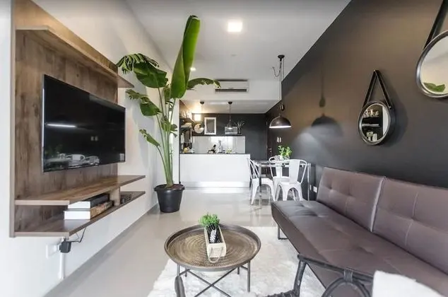 Modern 1 BR Apartment