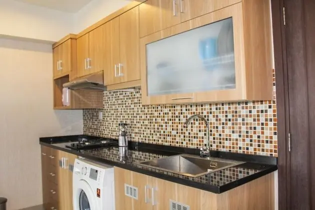 Modern 1BR Apartment with City View at H Residence - Mutfak