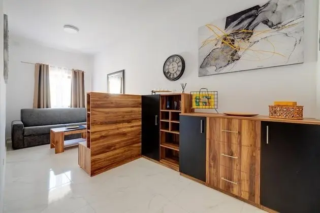 Modern 1BR Apartment Steps From the Promenade