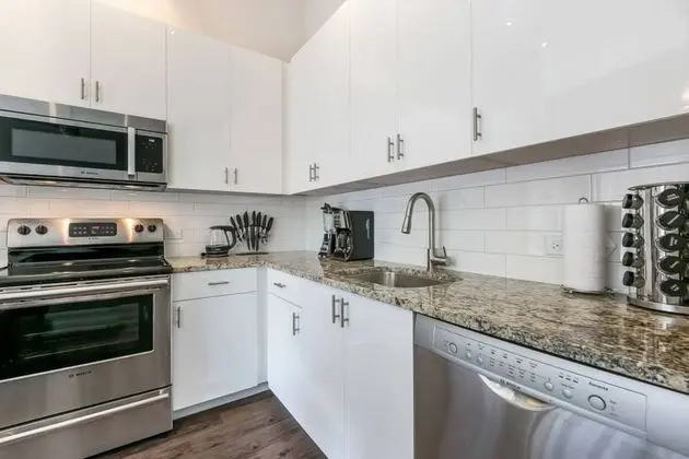 Modern 1BR Condo in California Building - Mutfak