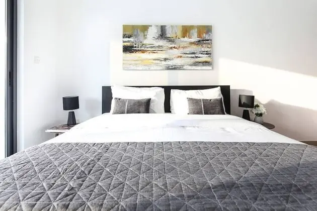 Modern 1BR w/ Gorgeous Marina Views! Sleeps 4 - İç Mekan