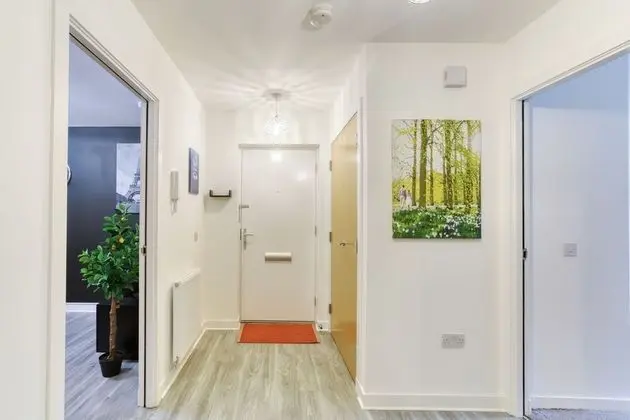 Modern 2 Bed Apartment in Central City - Lobi