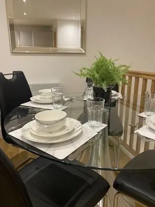 Modern 2 Bed Apartment With Juliet Balcony - DHB Stays - Yerinde Yemek