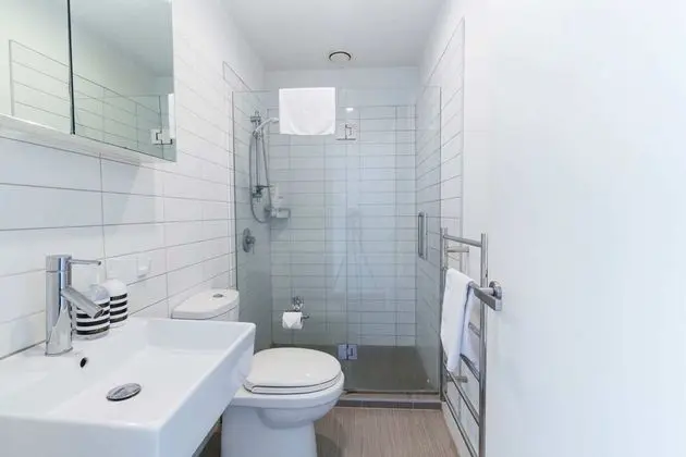 Modern 2 Bedroom Apartment in Auckland CBD With Parking - Banyo Tipleri
