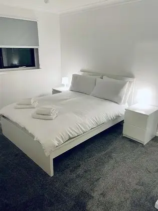 Modern 2 Bedroom Apartment With Free Parking