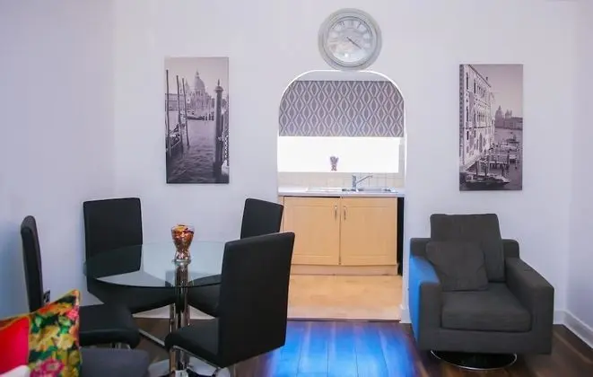 Modern 2 Bedroom Apartment - Lobi