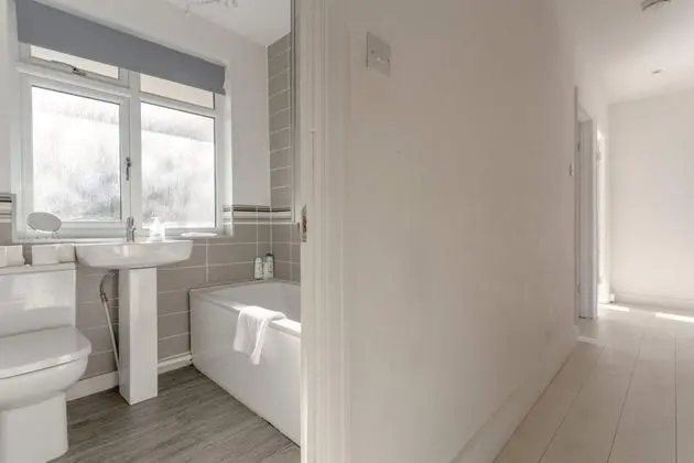 Modern 2 Bedroom Apartment in Morden - Banyo Tipleri