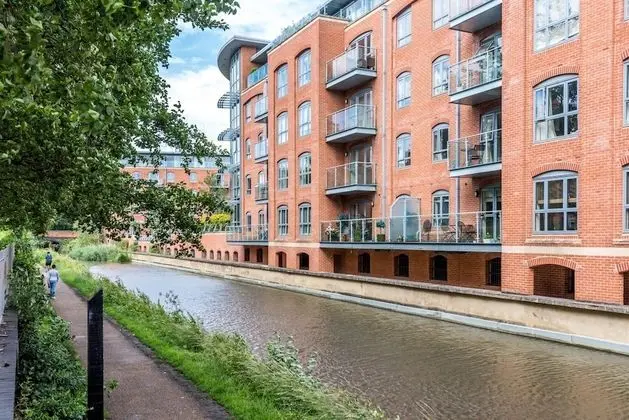 Modern 2 Bedroom Apartment in Popular Jericho