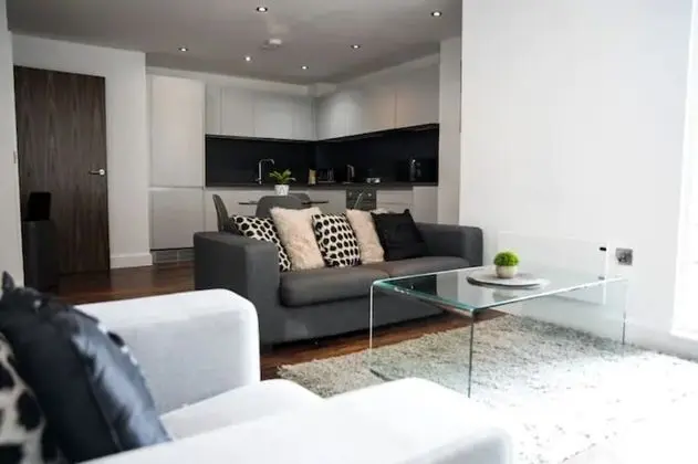 Modern 2 Bedroom Flat City Centre + Parking