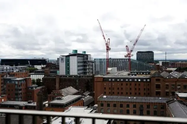 Modern 2 Bedroom Flat City Centre + Parking