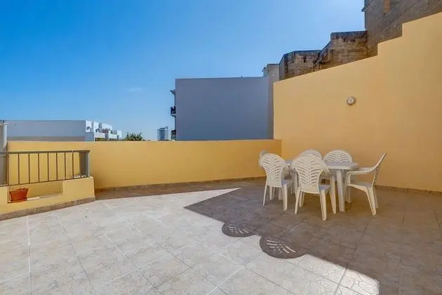 Modern 2 Bedroom Maisonette in Central Sliema