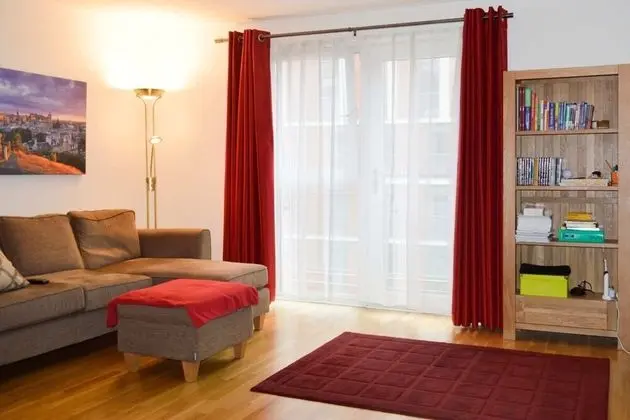 Modern 2 Bedroom Property in Central Edinburgh - Oda Düzeni