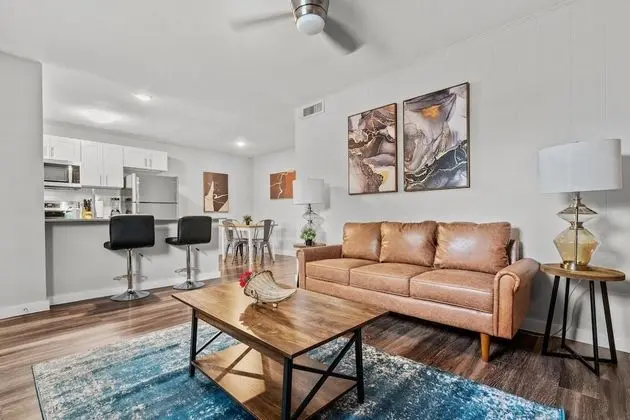 Modern 2BR Near UT Hyde Park Evonify