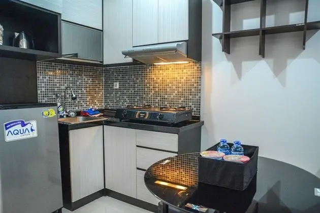 Modern 2BR Puri Park View Apartment Near Lippo Puri - Mutfak