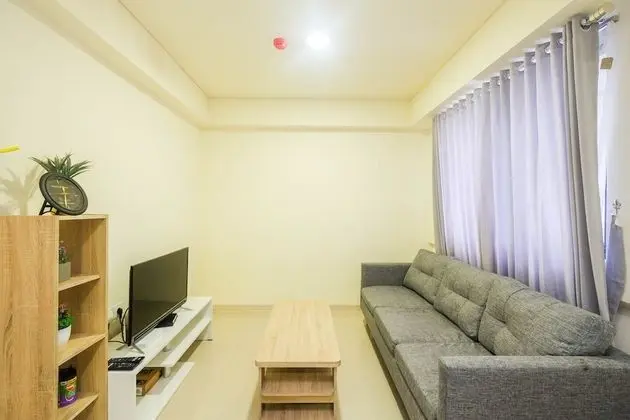 Modern 2BR Room at Meikarta Apartment By Travelio - İç Mekan