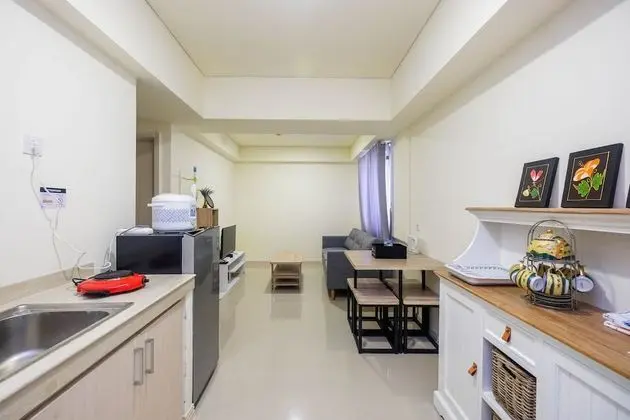 Modern 2BR Room at Meikarta Apartment By Travelio - Mutfak