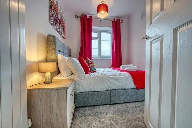 Modern 3 Bedroom 2 Bath Hse with Parking
