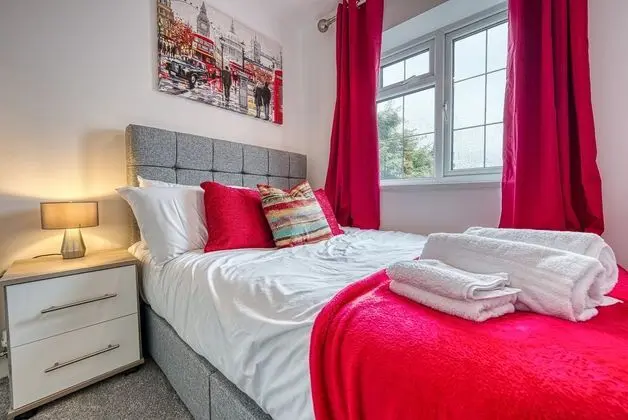 Modern 3 Bedroom 2 Bath Hse with Parking