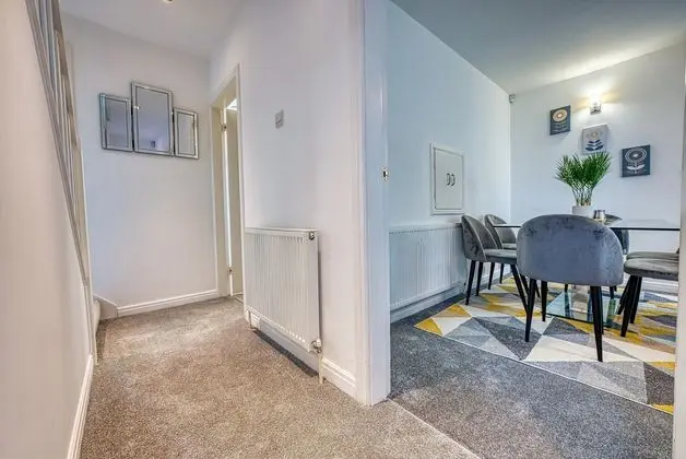 Modern 3 Bedroom 2 Bath Hse with Parking - İç Mekan