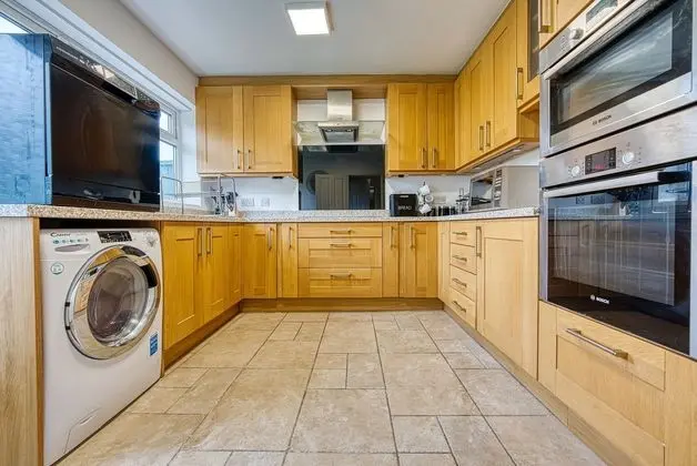 Modern 3 Bedroom 2 Bath Hse with Parking - Mutfak