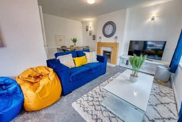 Modern 3 Bedroom 2 Bath Hse with Parking - Oda Düzeni