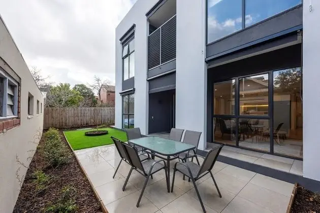 Modern 3 Bedroom Getaway Next to Chadstone - Yerinde Yemek