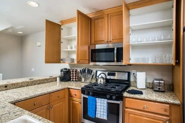 Modern 3br/3ba PB Home w/ Rooftop by Domio - Mutfak