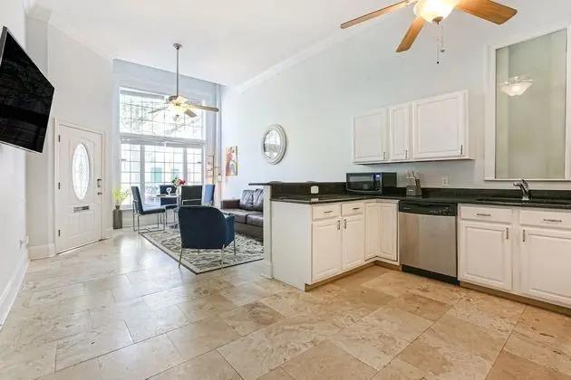 Modern 3BR Condo With Pool - Mutfak
