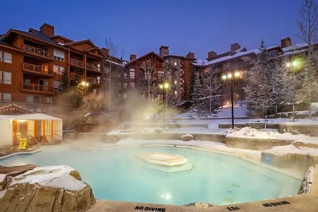 MODERN 4,500 sqft Ski Chalet: 5 Br + 6 Ba | Pool Table | Pool + PRIVATE Hot Tub - Havuz