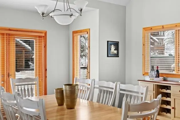 MODERN 4,500 sqft Ski Chalet: 5 Br + 6 Ba | Pool Table | Pool + PRIVATE Hot Tub - Yerinde Yemek