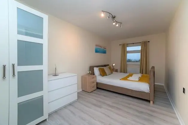 Modern 4 Bedroom House - Free Parking Netflix by WHA for Contractors Relocation Business Travel