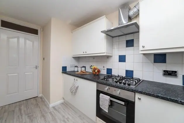 Modern 4 Bedroom House - Free Parking Netflix by WHA for Contractors Relocation Business Travel - Mutfak