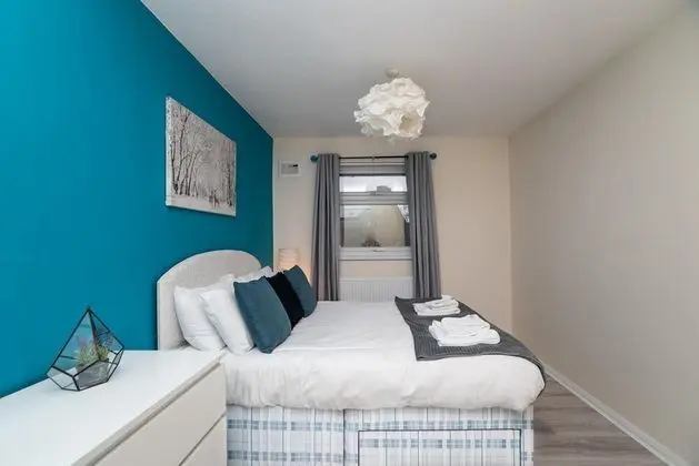 Modern 4 Bedroom House - Free Parking Netflix by WHA for Contractors Relocation Business Travel - Oda