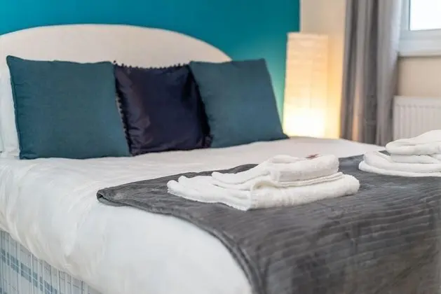 Modern 4 Bedroom House - Free Parking Netflix by WHA for Contractors Relocation Business Travel - Oda